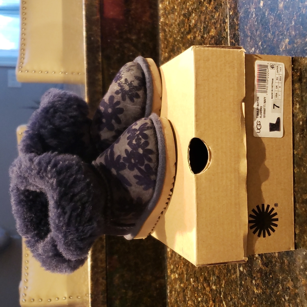 Ugg- navy T button flowers